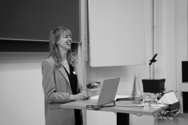 Mara Stieler steht am Rednerinnenpult in der Universität